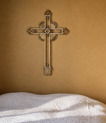 Tout a commencé par <em>une croix</em>.